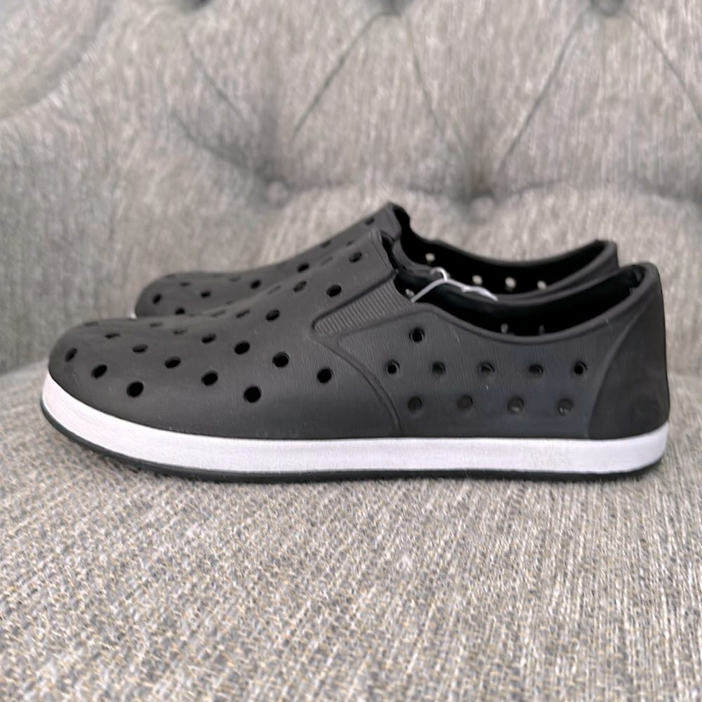 ⭐️5 for $25 NWT- Kids black slip on water shoes size 2